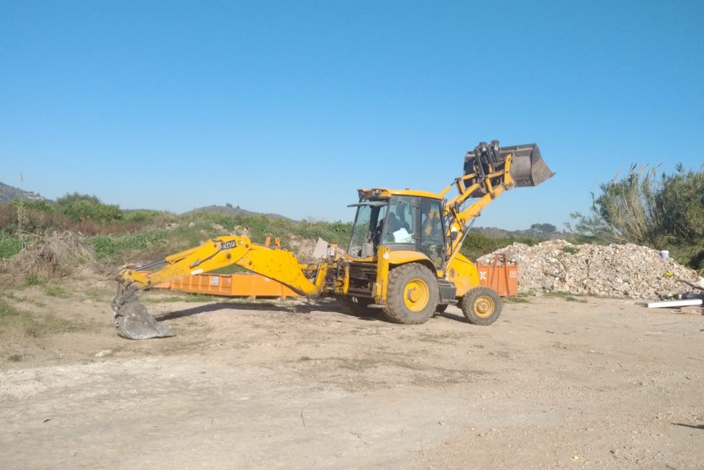 Máquina excavadora amarilla en terreno